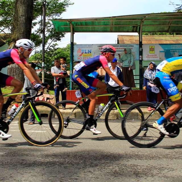 Pebalab Tour de Singkarak 2018 saat melintasi Kota Bukittinggi, Sumatera Barat. (Foto: M. Hendra/Langkan.id)