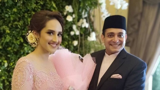 Tsamara Amany resmi bertunangan dengan Ismail Fajrie Alatas dengan seserahan risalah sidang BPUPKI. Foto: Instagram/@isyanabagoesoka