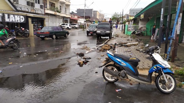Air gorong-gorong yang meluap mengalir ke jalanan setelah hujan, Minggu (7/7) | Rafika Restiningtias/ Lampung Geh
