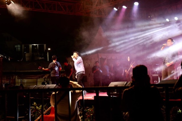 Penampilan grup musik Base Jam pada penutupan Aceh Culinary Festival 2019 di Taman Sultanah Safiatuddin, Banda Aceh, Minggu (7/7) malam. Foto: Suparta/acehkini