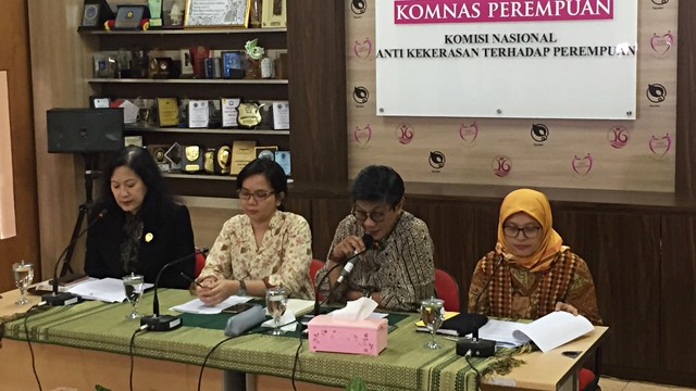 Konferensi pers Komnas Perempuan terkait penolakan PK Baiq Nuril di kantor Komnas Perempuan, Senin (8/7). Foto: Fachrul Irwinsyah/kumparan