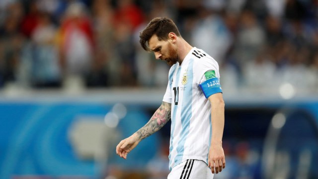 Timnas Argentina kembali tanpa Lionel Messi. Messi tertunduk lesu. (Foto: REUTERS/Matthew Childs)