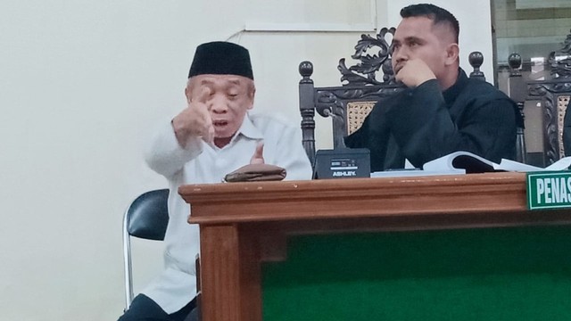 Nurul Qomar saat menjalani sidang kedua dengan agenda mendengarkan keterangan saksi-saksi. (Foto: Fajar Eko)