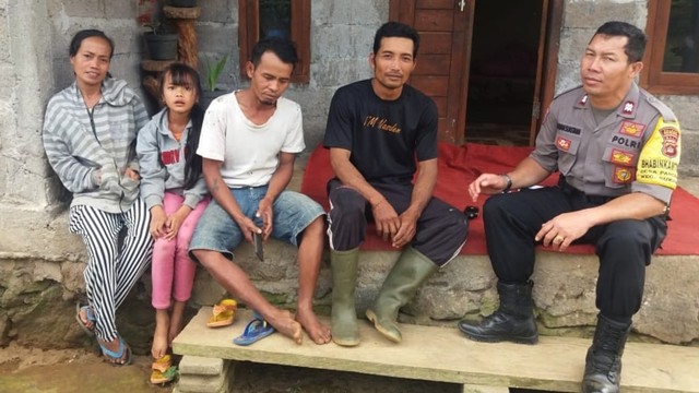 Luh Putu Ririn Padma Ayu (kedua dari kiri) bocah berusia 11 tahun yang menemukan Granat Nanas. Foto: Dok. Istimewa
