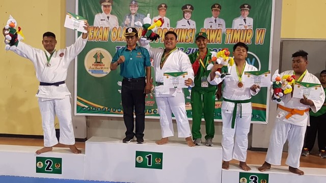 Atlet judo Bojonegoro, Azhari Anhar saat terima medali emas di kelas +100 kilogram putra, pada Porprov VI Jatim 2019, di GOR SMT Bojonegoro. Senin (08/07/2019)
