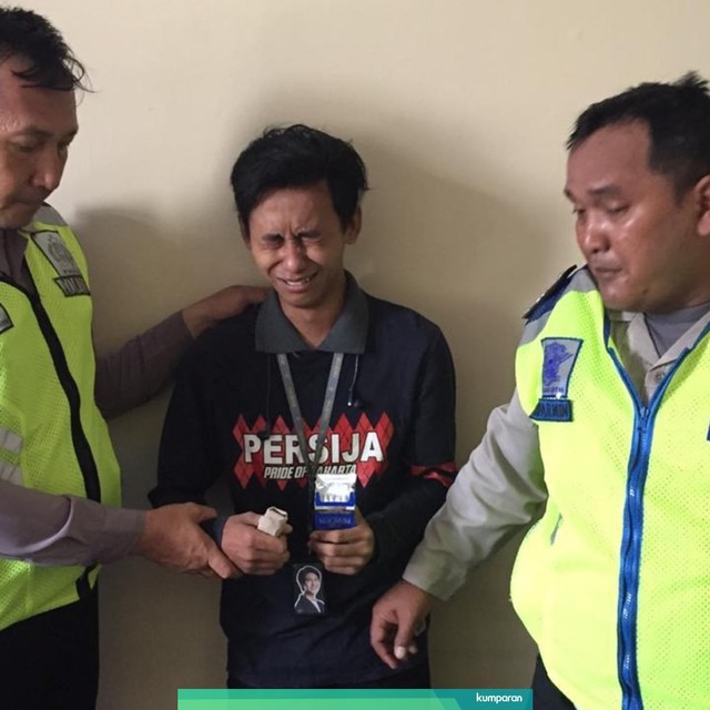 Sat Lantas Polres Metro Jakarta Timur tangkap pria yang bawa 6 linting ganja. Foto: Dok. Istimewa