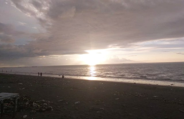 Suasana sunset di Pantai Nabire, Kabupaten Nabire. (Foto Katharina)