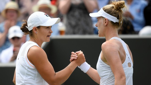 Ashleigh Barty dan Alison Riske di akhir laga 16 besar Wimbledon 2019. Foto: Karolina Muchova