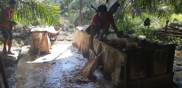 Anggota Satpol PP Kobar musnahkan pabrik miras di Desa Sungai Kuning, Kecamatan Pangkalan Banteng. (Foto: Satpol PP Kobar)