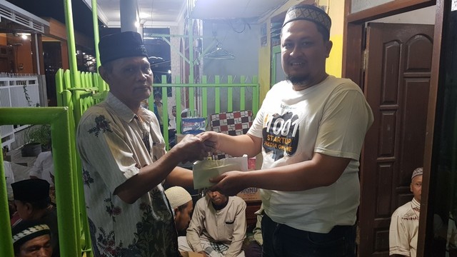 Kakak kandung Rahayu Solichah yakni Eko Yuwono (kiri) menerima donasi dari pembaca tugumalang.id dan kumparan.com melalui CEO tugumalang.id Irham Thoriq.(foto: dokumen).