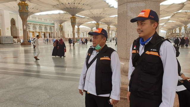 Petugas haji melayani jemaah Indonesia di Masjid Nabawi, Madinah.