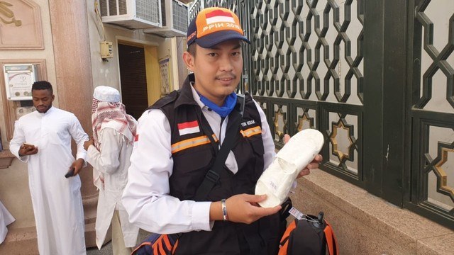 Sandal yang dibagikan petugas haji ke jemaah Indonesia yang kehilangan alas kaki
