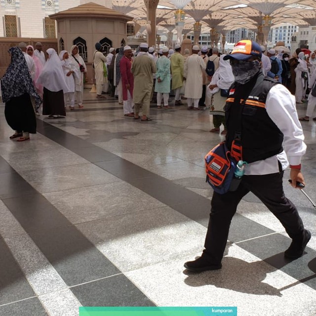 Petugas haji keliling Masjid Nabawi, Madinah, mencari jemaah Indonesia yang butuh bantuan.