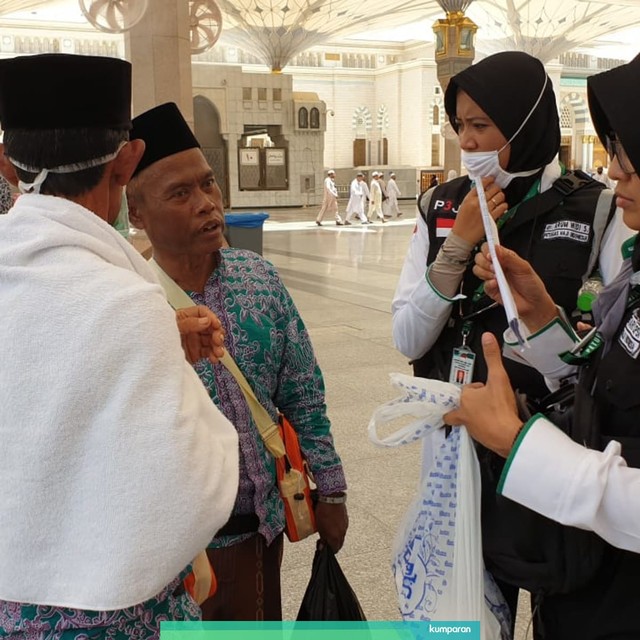 Petugas haji mengimbau jemaah Indonesia menggunakan masker di Masjid Nabawi, Madinah