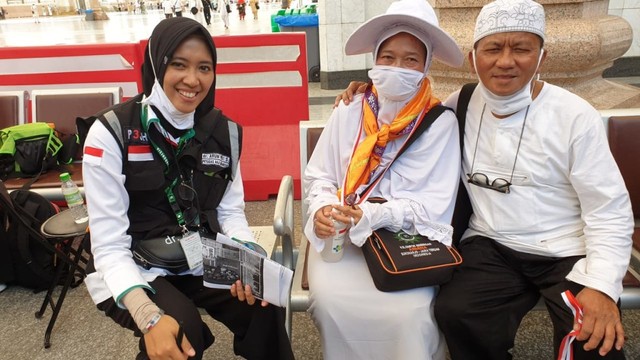 Petugas haji melayani jemaah Indonesia di Masjid Nabawi, Madinah.
