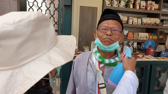 Petugas haji melayani jemaah Indonesia di Masjid Nabawi, Madinah.