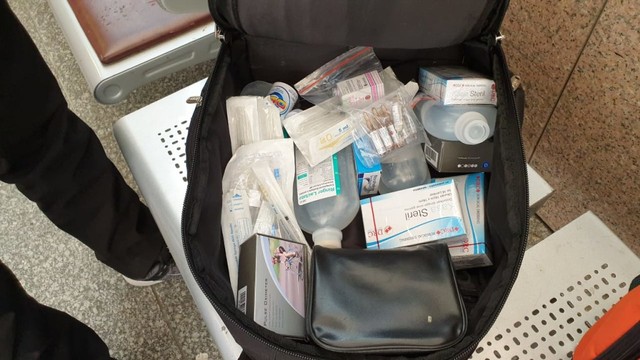 Obat-obatan dan alat pertolongan pertama di ransel petugas haji di Masjid Nabawi, Madinah