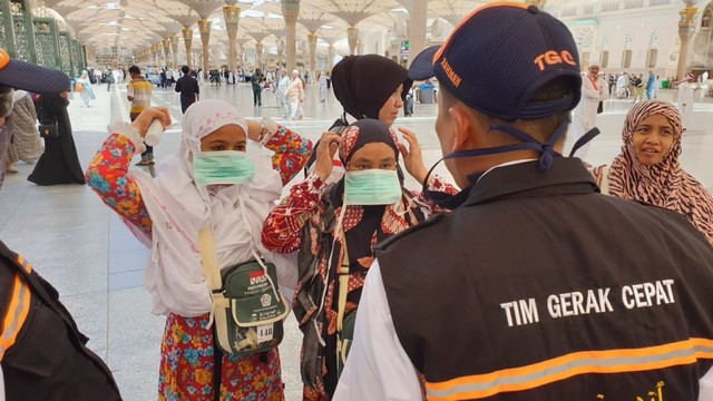 Petugas haji mengimbau jemaah Indonesia menggunakan masker di Masjid Nabawi, Madinah