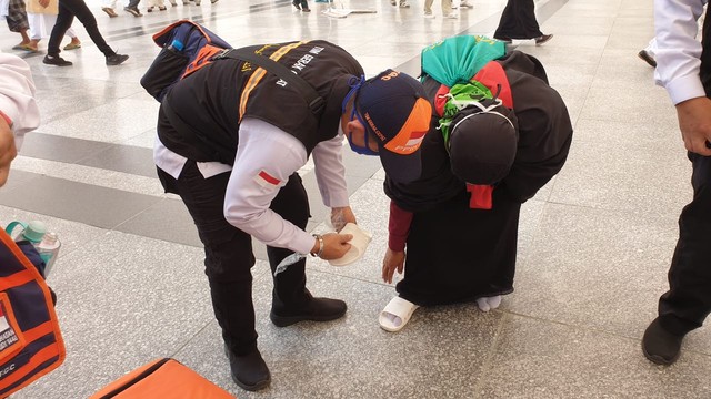 Jemaah Indonesia kehilangan sandal di Masjid Nabawi