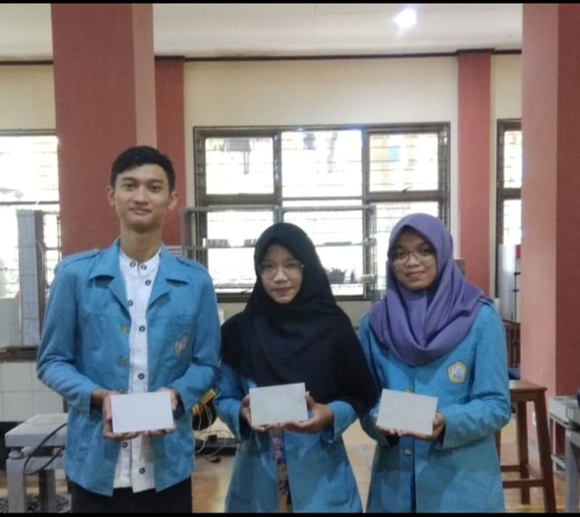 3 orang mahasiswa penemu Smart-Partisi (Papan partisi kedap suara, anti jamur, tahan air dan api). (Agung Santoso)