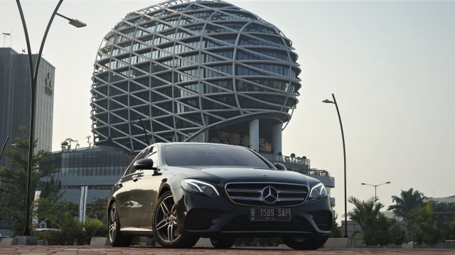 Mercedes-Benz E350 EQ Boost AMG Line Foto: dok. Muhammad Ikbal/kumparan