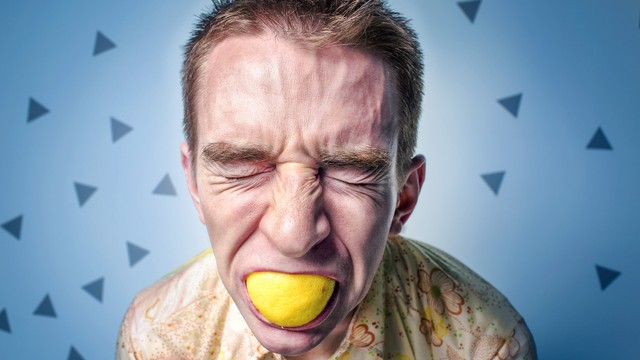 Ilustrasi wajah kecut saat makan buah yang masam. Foto: RyanMcGuire via Pixabay