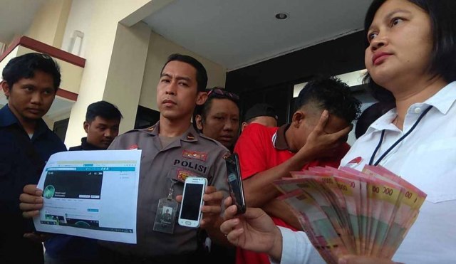 Polisi menunjukkan alat bukti pelaku yang tega menjual istrinya melalui akun Facebook 'Banyu Langit Prei Kanan Kiri'. Foto: jatimnow.com