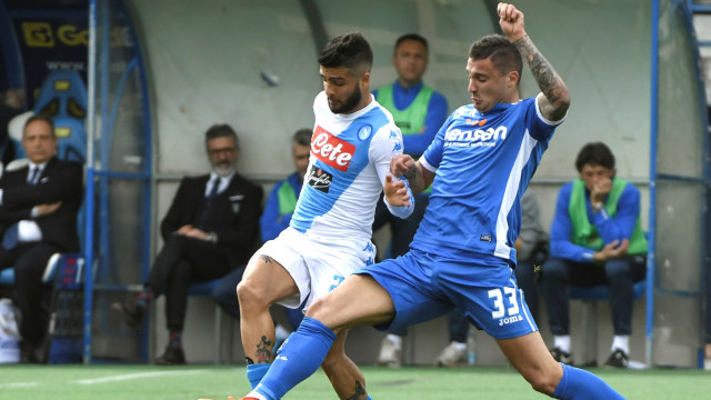 Rade Krunic (kostum biru) ketika berduel dengan Lorenzo Insigne (kostum putih) di laga Empoli melawan Napoli. Foto: ANDREAS SOLARO / AFP