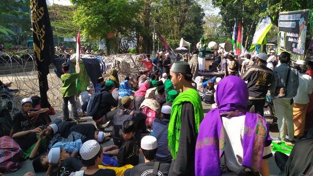 Massa pendukung Bahar telah berkumpul di depan kantor dinas sambil membentangkan spanduk bertuliskan 'Pecinta Habib Bahar' hingga 'Stop Kriminalisasi Ulama". Foto: Rachmadi Rasyad/kumparan