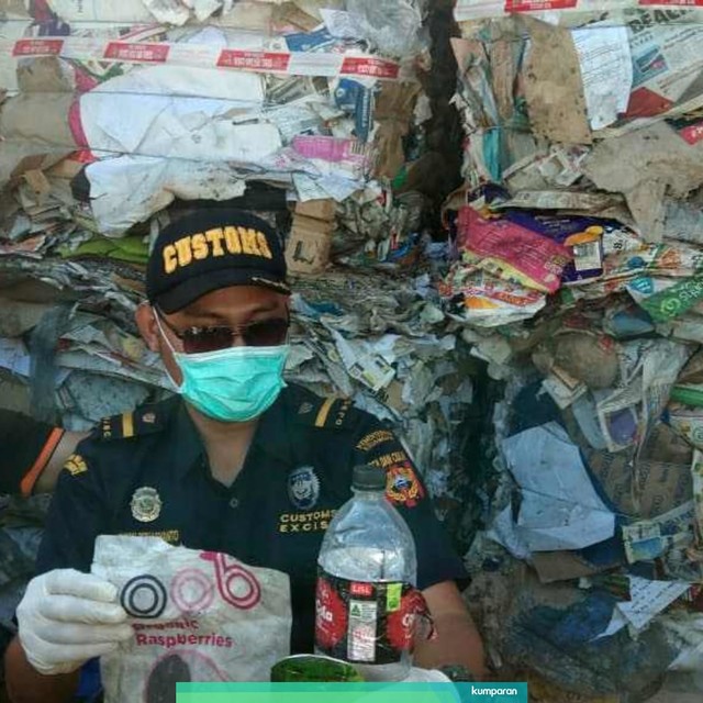 Sampah impor di Pelabuhan Tanjung Perak. Foto: Yuana Fatwalloh/kumparan
