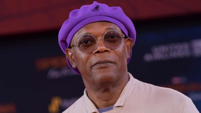 Kenakan Masker Avengers, Samuel L. Jackson Terima Vaksin COVID-19 (48568)