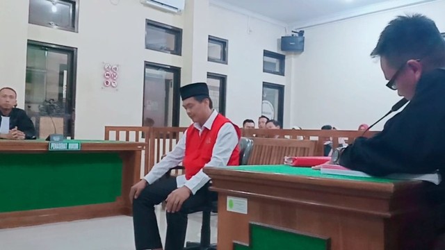 Mohammad Subkhan menjalani sidang putusan yang digelar di Pengadilan Negeri (PN) Brebes, Selasa (9/7). (Foto: Fajar Eko) 
