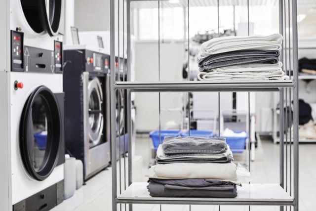 pakaian setelah dry cleaning ditumpuk di rak laundry
