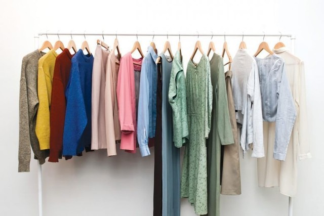 pakaian warna-warni digantung untuk dipilih dry cleaning