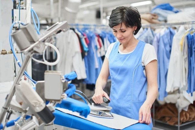 perempuan setrika kain setelah dry cleaning