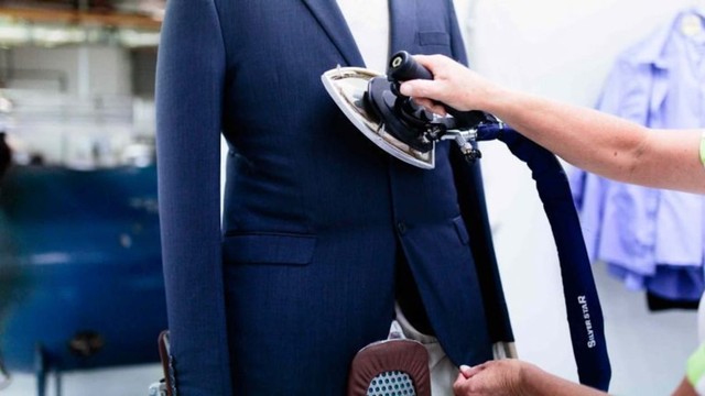 jas warna navy disetrika saat dry cleaning
