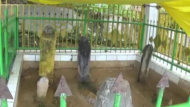 Melihat Makam Raja Tolitoli Di Pulau Lutungan, Sulawesi Tengah ...