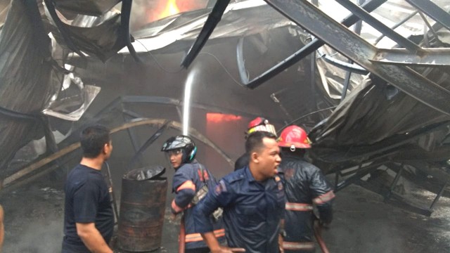 Petugas pemadam kebakaran saat berupaya memadamkan api di Pabrik kasur. Foto: Dok. Istimewa