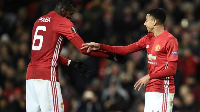 Paul Pogba dan Jesse Lingard tengah bercanda. Foto: Oli SCARFF / AFP