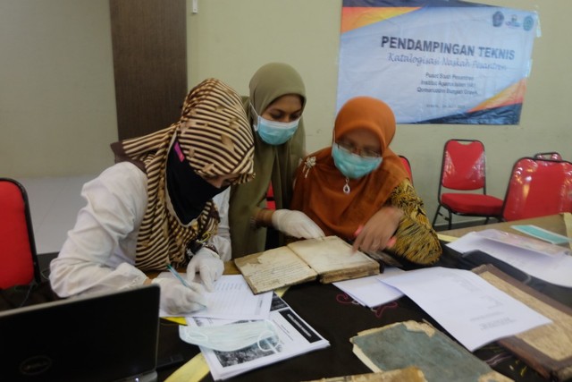 Sejumlah peserta workhshop saat meneliti naskah kuno di Pusat Studi Pesantren Qomaruddin, Gresik, Minggu (7/7).(foto dokumen).