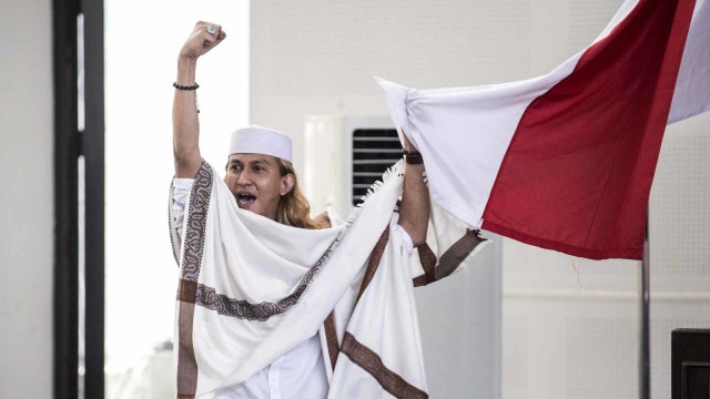 Terdakwa kasus dugaan penganiayaan terhadap remaja Bahar bin Smith memegang bendera merah putih seusai menjalani sidang putusan di gedung Arsip dan Perpustakaan, Bandung, Jawa Barat, Selasa (9/7). Foto: ANTARA FOTO/M Agung Rajasa