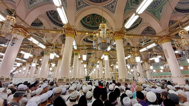 Suasana di Masjid Nabawi saat melakukan ibadah Arbain. Foto: Media Center Haji/Darmawan