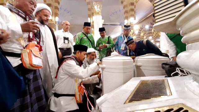 Jemaah Haji Indonesia saat minum air zam-zam di sela-sela ibadah Arbain di Masjid Nabawi. Foto: Media Center Haji/Darmawan