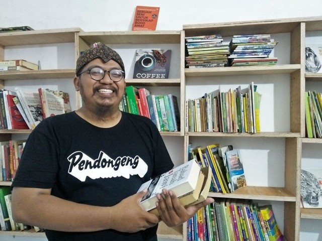 Handoko, pendongeng yang mencintai literasi. Foto-foto : Amanah Nur Asiah/Basra