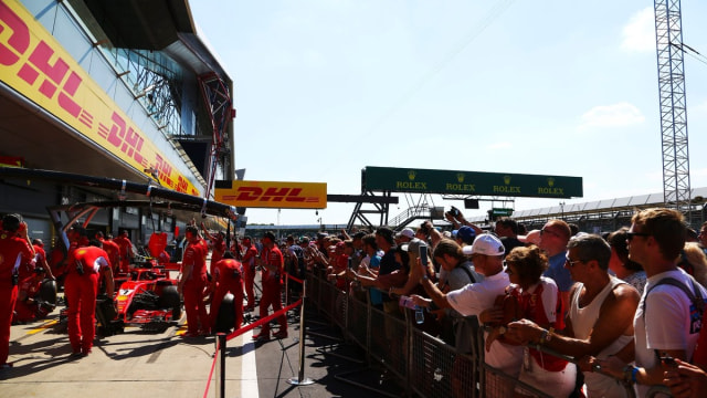 Penonton harus membeli tiket khusus untuk melihat pitlane exit di Silverstone. Foto: Dok. Twitter Silverstone UK