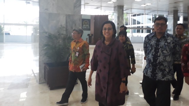 Sri Mulyani menuju ke ruangan pimpinan DPR RI untuk membahas soal BPK RI. Foto: Nicha Muslimawati/kumparan