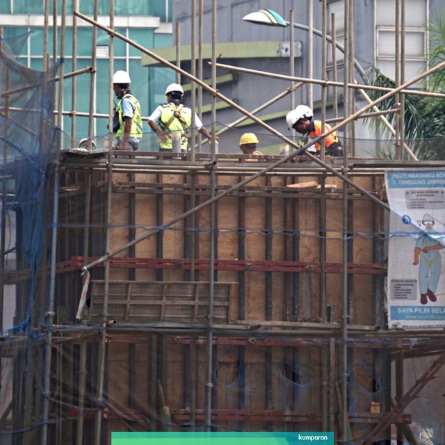 Sejumlah pekerja sedang menyelesaikan pembangunan Tol Becakayu Sesi 2A, Selasa (9/7). Foto: Iqbal Firdaus/kumparan