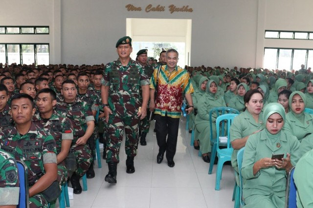 Panglima Divisi 2 Kostrad Mayjen TNI Tri Yuniarto (kiri) dan Motivator Nasional Aqua Dwipayana (baju batik) saat memasuki acara untuk sharing komunikasi.(foto dokumen).