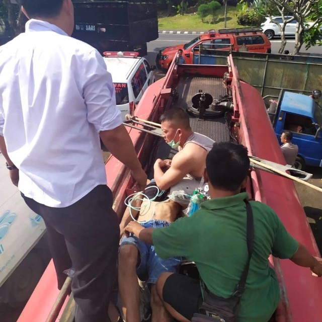 Hasil gambar untuk SOPIR TANGKI PERTAMINA KERACUNAN BENSIN, PINGSAN DI DALAM MOBIL TANGKI