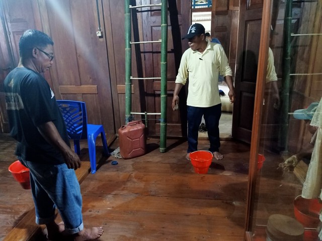 Petugas BPCB mengoleskan minyak berbahan khusus pada lantai malige.jpg